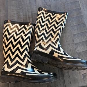 Cute Black & White Chevron Print Rain Boots - Women's Size 8